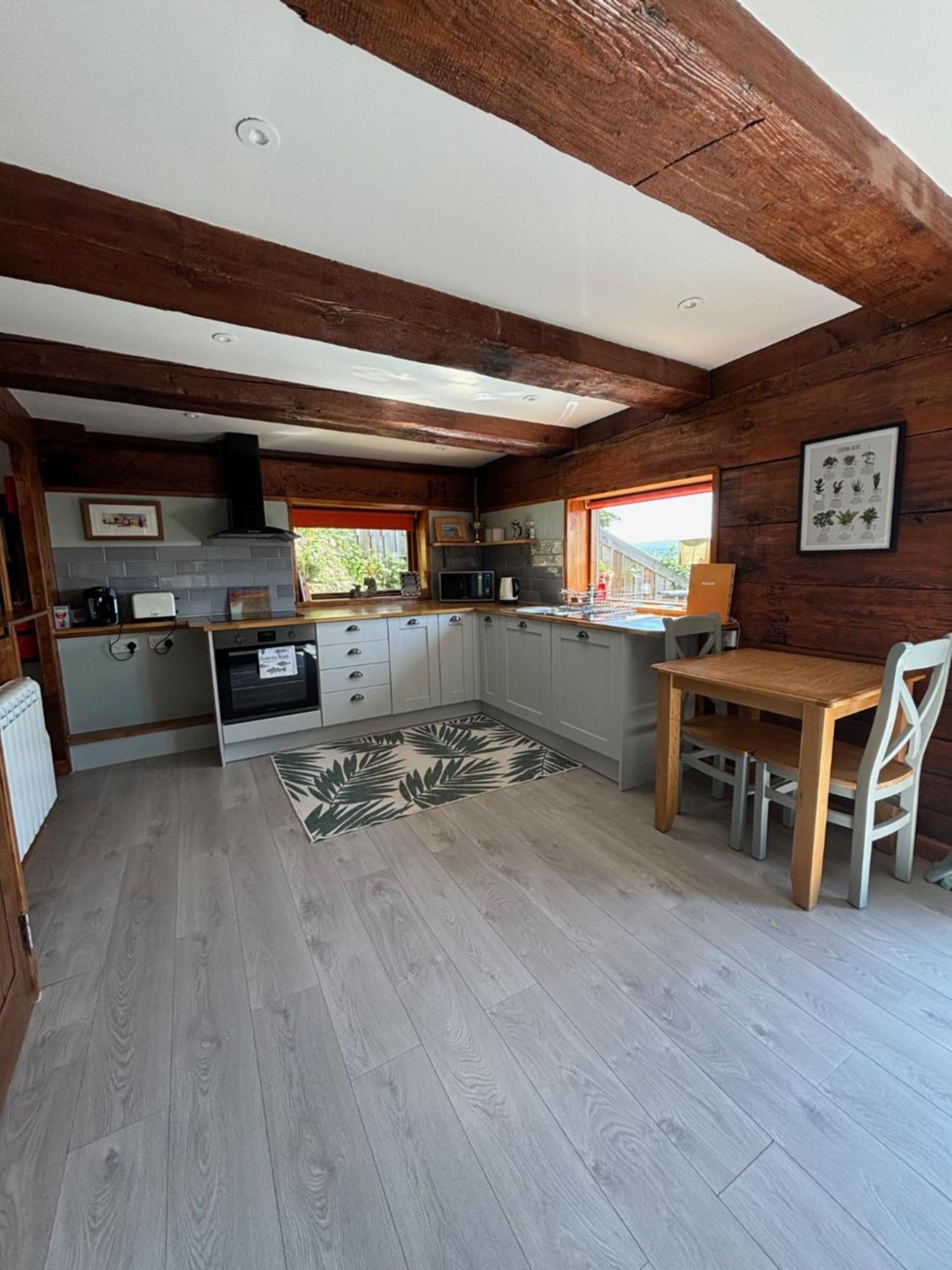 Cosy Coastal Hideaway With Incredible Sea Views Apartment Фортроуз Екстериор снимка